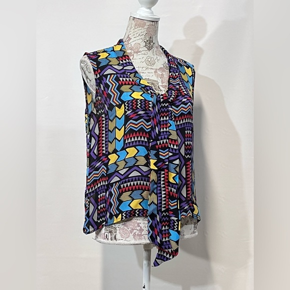 TUCKER Bright geometric print sleeveless blouse size S. - Picture 2 of 12